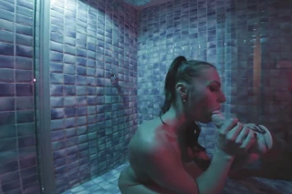 Monica duşta seksi seviyor