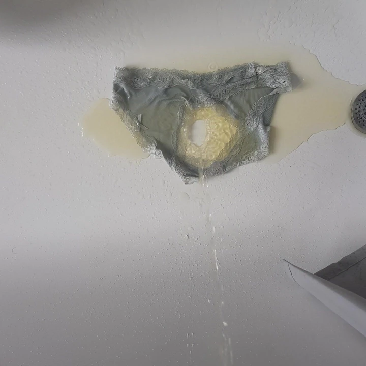 Писаю на задницы моей падчерицы