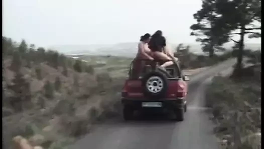 Ateşli seksi kız açık havada birden fazla sikişe sahip!