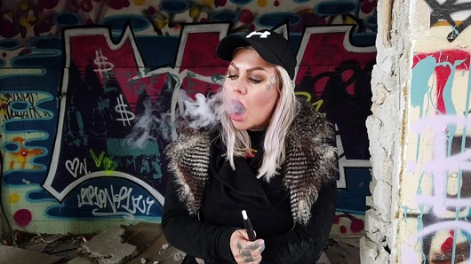 Sarışın Bayan merdivenlerde bir elektrikli sigara içiyor