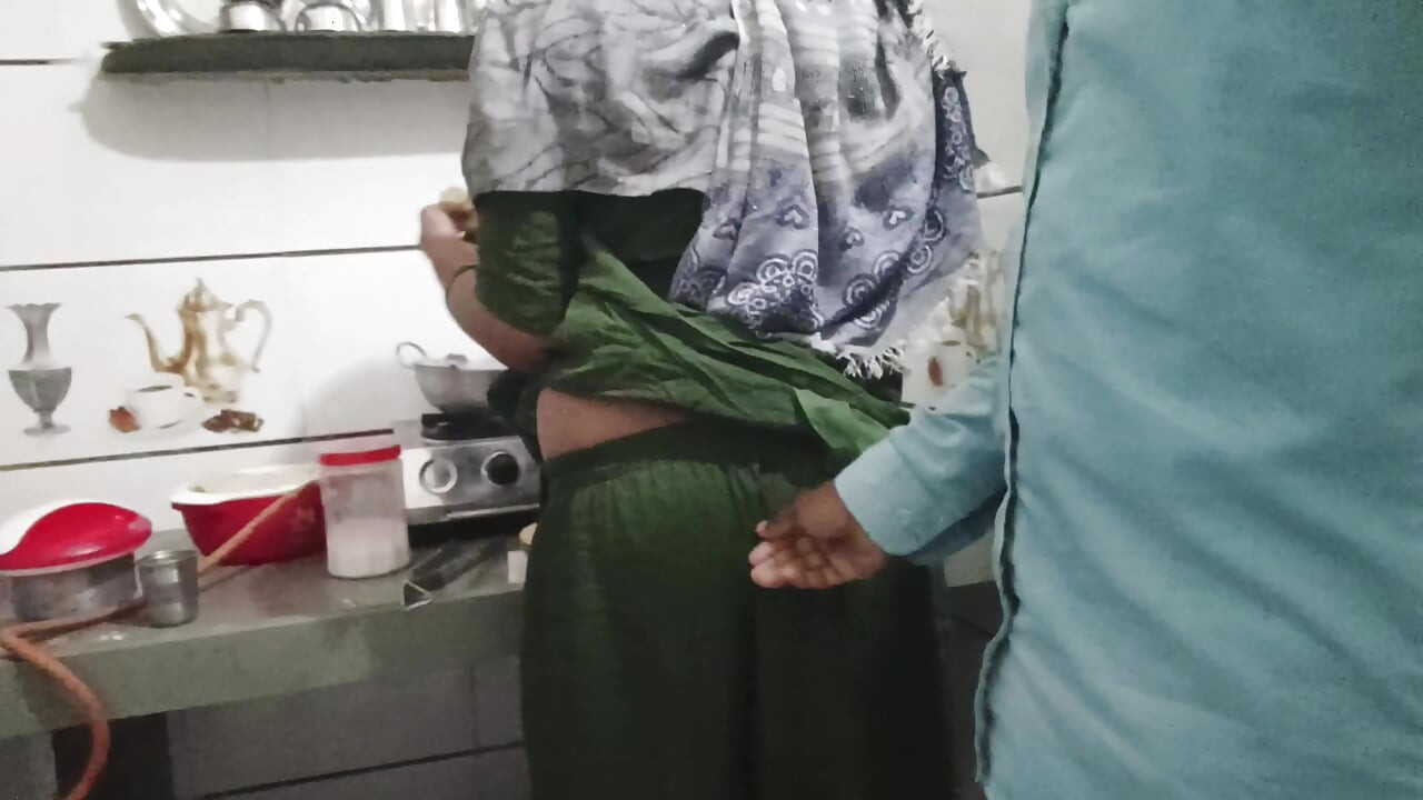 Bhabhi ki Gand Mein ungali Kar Di khana banate hue