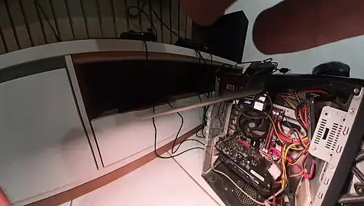 Evli kadın kocası uzaktayken evli koçu baştan çıkarıyor