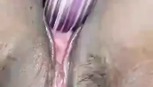 Evli kadın kendinin tadını çıkarıyor