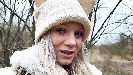 Forest Fox ayaklarını gösteriyor ve doğada mastürbasyon yapıyor!