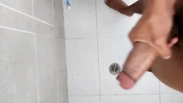 Arkadaşım Ricky banyoda mastürbasyon yapıyor