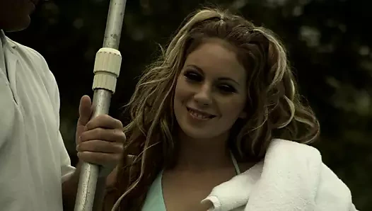 Christie Lee müteahhitlerin yarağına amını genişletiyor