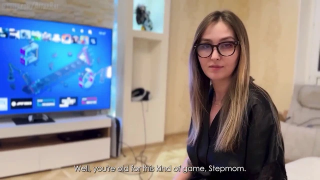 Üvey oğul sanal gerçeklikteyken üvey annesini sikiyor