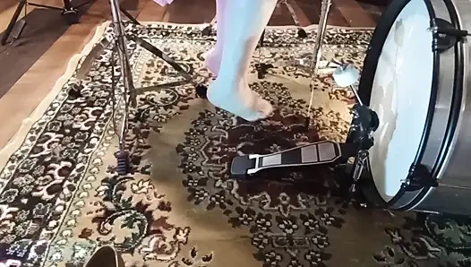 Pedal pompalama davul seti alıştırması