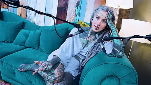 U hakkında konuşuyorum - rahatsız - asmr podcast sfw konuşuyor gotik sıska kız dreadlocks dövmeli model dövmeli kız