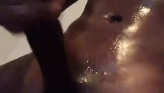 Uygun yağlı siyah adam mastürbasyon onun güzel masif horoz 2