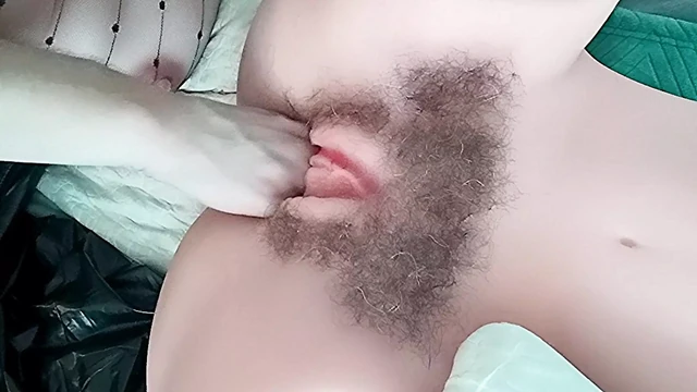 Monique Footlust фистит волосатую шлюшку