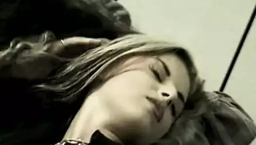 Adam tekerlekli sandalyede bir Asyalı hemşire tarafından emilen aletini alır