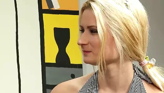 Sarışın parmaklanıyor ve üzerine boşalıyor