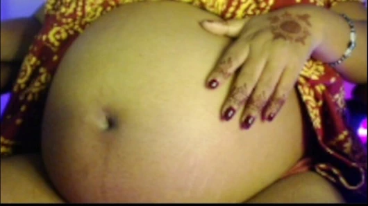 Hamile bayan büyük göbek kısa oynuyor.