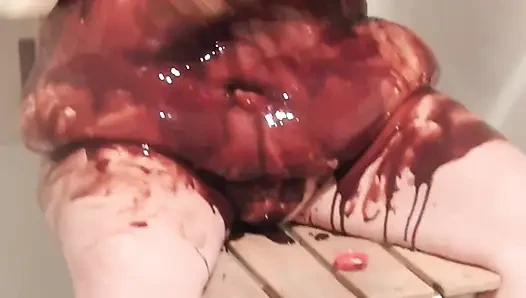 İri güzel kadın süt dağınık oynuyor ve sonra tamamen temiz bir şekilde yıkıyor!