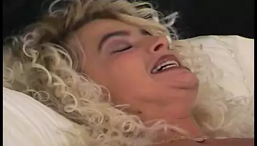 Büyük memeli sarışın orta yaşlı seksi kadın kıllı amcığını memnun ediyor ve azgın bir adam tarafından derinden sikiliyor