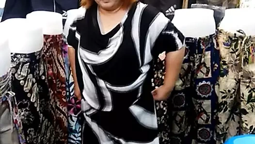 Seksi kaltak pantolon denemek