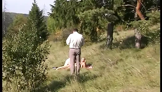 Büyük memeli sarışın amcığı açık havada yalıyor ve çarpıyor