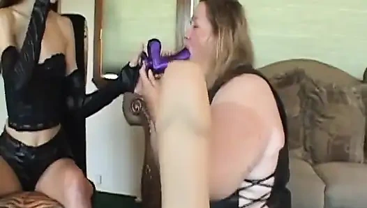 Seksi esmer tombul sarışın fahişelerin göğüslerini çekiyor