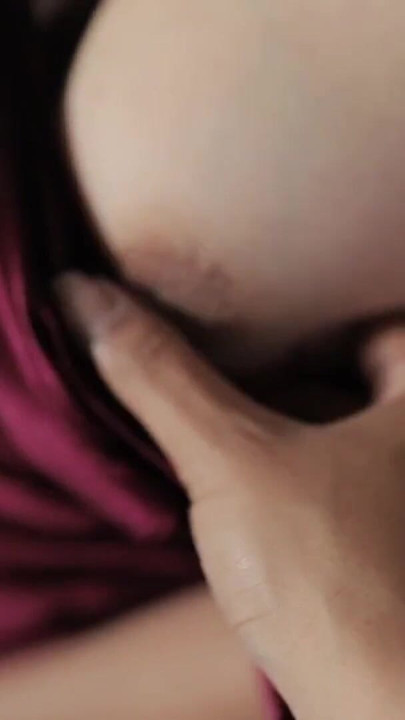 kıyafetlerini iç çamaşırı giymeden saten elbiseye dönüştürüyor ve Endonezya pornosuyla mastürbasyon yapıyor | Klip 1