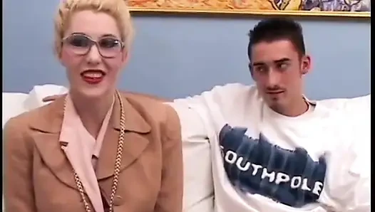 Sarışın fahişe genç asılı bir adam tarafından domalıyor ve arkadan sikiliyor