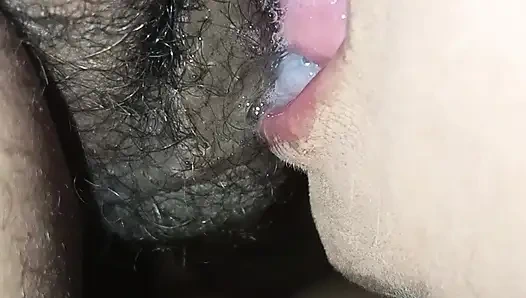 Sie lutschte seinen Penis, ohne ihn aus der Kehle zu nehmen und hielt nur auf, wenn er völlig weich war.