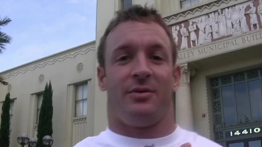 Cinsel hediye sahnesi-küçük memeli 3 esmer genç kız sindee jennings yüzü dölle doluyken sona ermenin tadını çıkarıyor