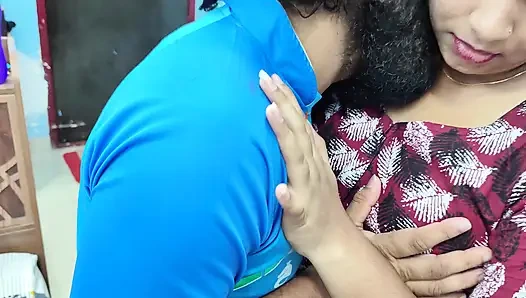 Ateşli çiftin romantik öpücüğü