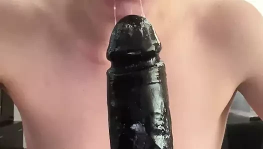 Siyah kalın dildoyla gırtlağına kadar alıyor, hoşuna gidiyor mu?