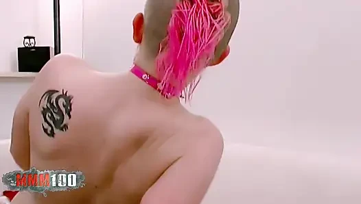 Karen: pembe saçlı serseri Karen Atila'nın büyük yarağını derinden alıyor: anal, amcık sikişi ve oral seks çılgınlığı