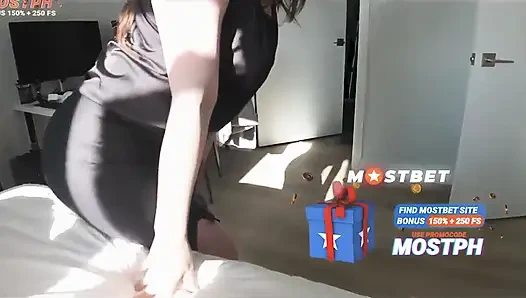 Büyük memeli üvey anne üvey oğlunun sert yarağına binmeyi seviyor