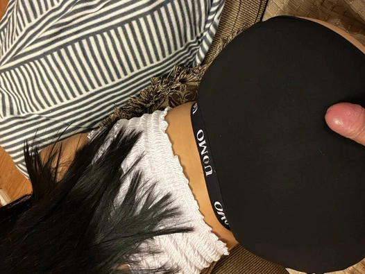 Üvey erkek kardeşim ailem gelene kadar götümü cezalandırdıktan sonra beni sikmeye başladı.