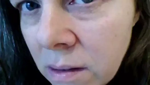 Brenda adalet bir şarkı söylüyor