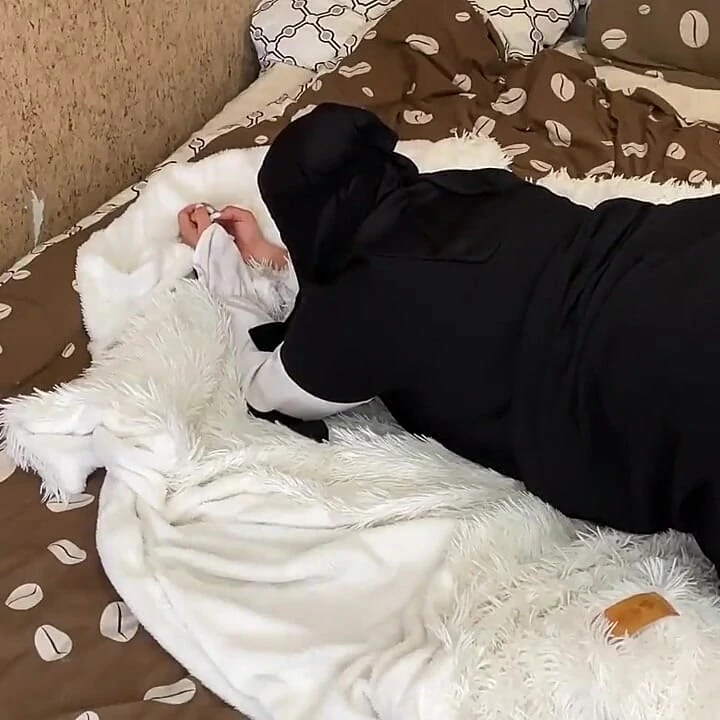 Arap orta yaşlı seksi kadının taytına boşalma
