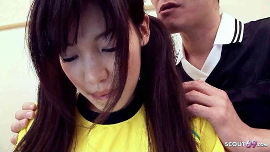 Minyon Japon kız öğrenci yaşlı adamlar tarafından üçlü grup sekste çifte döllenmeyi baştan çıkarıyor