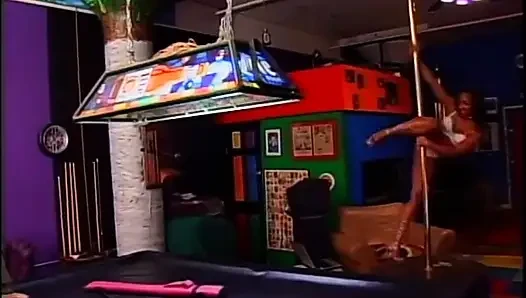 Şişman götlü siyah güzellik aygırın sikini emiyor ve sonra bilardo masasında sikiliyor