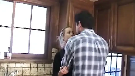 Sarışın hatun mutfakta yumruklanıyor ve sert sikiliyor