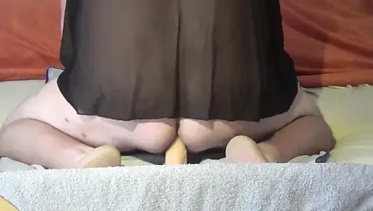 Dildoya biniyor ve fışkırtıyor