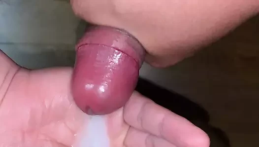 Minik Asyalı yarak mastürbasyon yapıyor ve boşalıyor