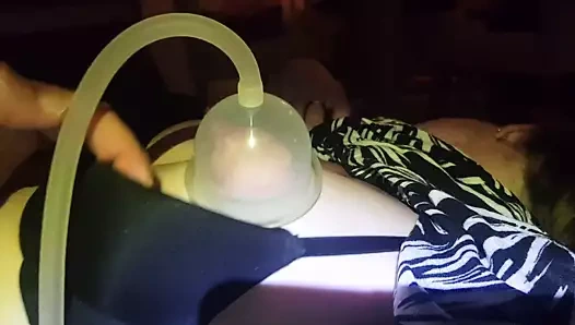 Gerçek ev yapımı mobil video - harika memeli seksi ateşli amatör, süt düşene kadar büyük meme uçlarını pompalıyor