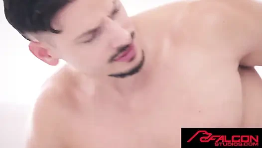 FALCON STUDIOS - Fabio Stallion büyük şişkinliği açıyor ve Dean Hard'ı prezervatifsiz sikiyor