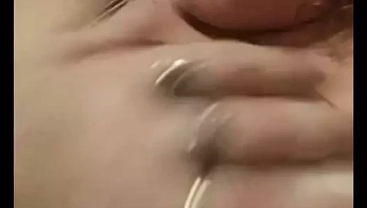 Ninenin şişman pembe meme uçları