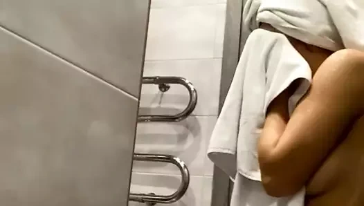 Rita tilki yıkar ve masturbates ona kedi içinde the duş