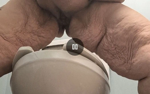 Fahişeler tuvalet zemininde işemek zorunda özellikle büyük yarağını sarı kalın