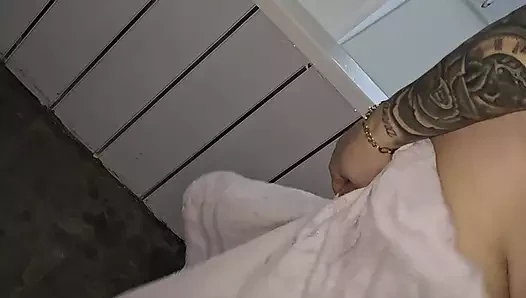 Üvey anne üvey oğlunun önünde amını tıraş ederken banyoda müzik dinliyor