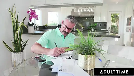 ADULT TIME - sapık Lilith Grace yeni üvey babasını ayaklarla ve dildo videolarıyla azdırmak için üvey annesinin telefonunu kullanıyor