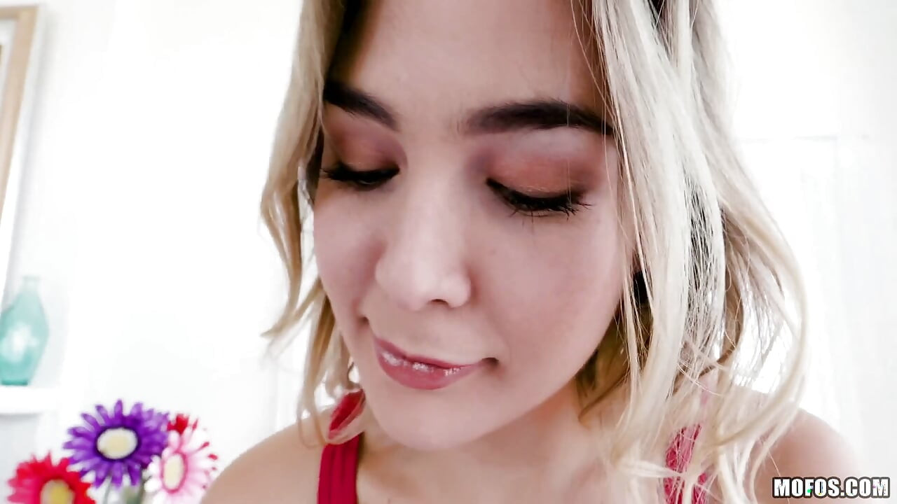 Girls Gone Pink - Scarlett Sage masajdan sonra blair williams tarafından makaslamada sikiliyor