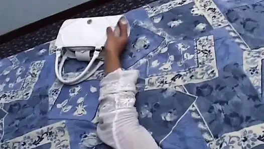 Azgın orta yaşlı seksi kadın damlayan rosebud patlamasıyla derinden yumruklanıyor