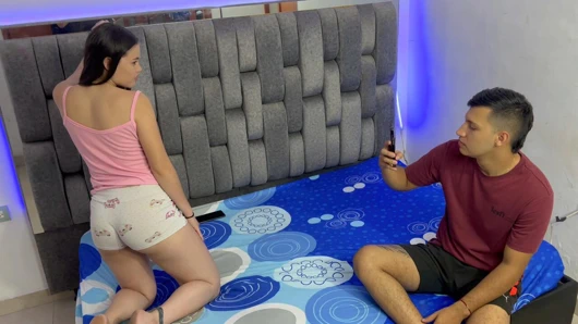 Küçük üvey kız kardeşimin çıplak fotoğraflarını çekiyorum, azıyor ve sonunda çok sert sikişiyoruz