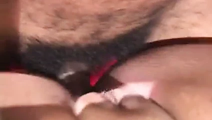 Büyük göbekli küçük memeler